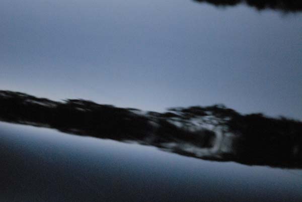 Photo avec un effet sur un filet d'eau (pris d'un bateau en mouvement au couché de soleil dans la baie de Sydney